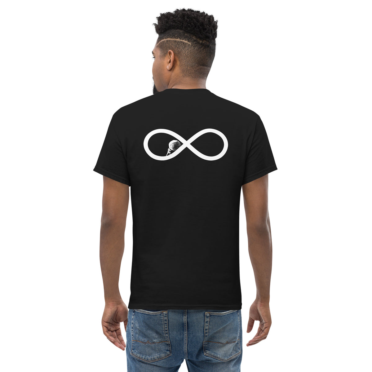 Sisyphus bis ins Unendliche – Rückseitiger Aufdruck – Unisex Classic T-Shirt  The Philosopher's Shirt